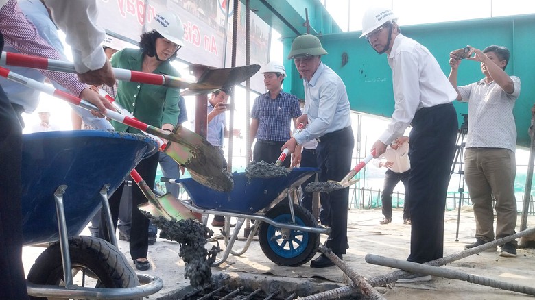 Niềm vui ng&agrave;y hợp long cầu Ch&acirc;u Đốc - Ảnh 1.