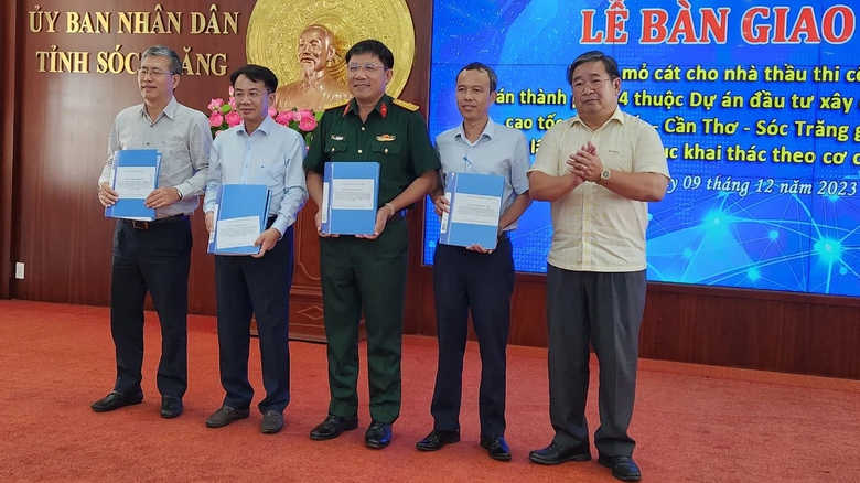 S&oacute;c Trăng b&agrave;n giao 5 mỏ c&aacute;t cho nh&agrave; thầu thi c&ocirc;ng cao tốc - Ảnh 1.