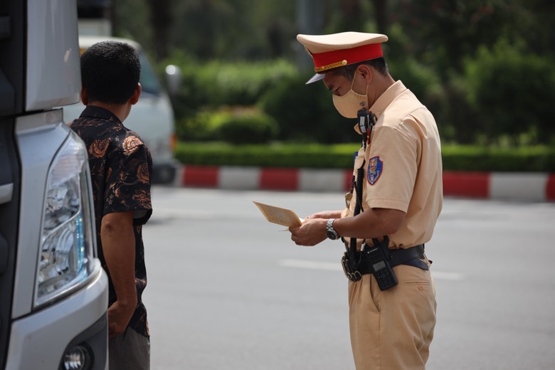 L&agrave;m g&igrave; khi CSGT tạm giữ giấy tờ xe m&agrave; kh&ocirc;ng lập bi&ecirc;n bản?- Ảnh 1.
