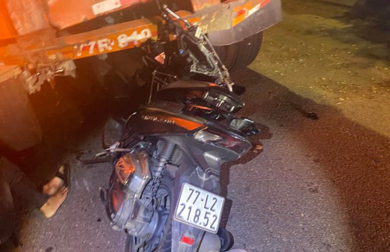 T&ocirc;ng v&agrave;o xe đậu b&ecirc;n đường, nam thanh ni&ecirc;n kh&ocirc;ng đội mũ bảo hiểm tử vong - Ảnh 1.