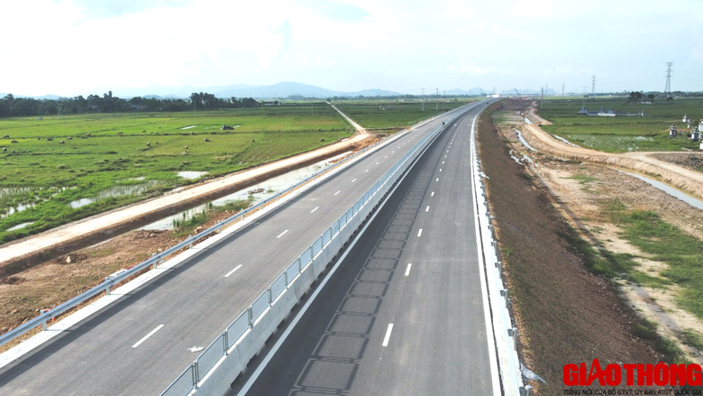 Ngày 2/9, các phương tiện được lưu thông trên cao tốc QL45 - Nghi Sơn - Ảnh 4.
