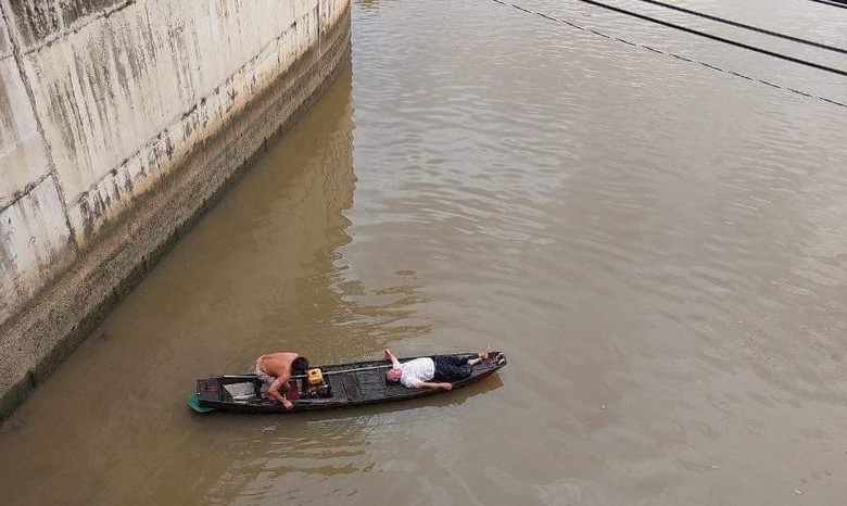 Ô tô lao xuống sông Đồng Nai, nam tài xế may mắn thoát chết  - Ảnh 2.