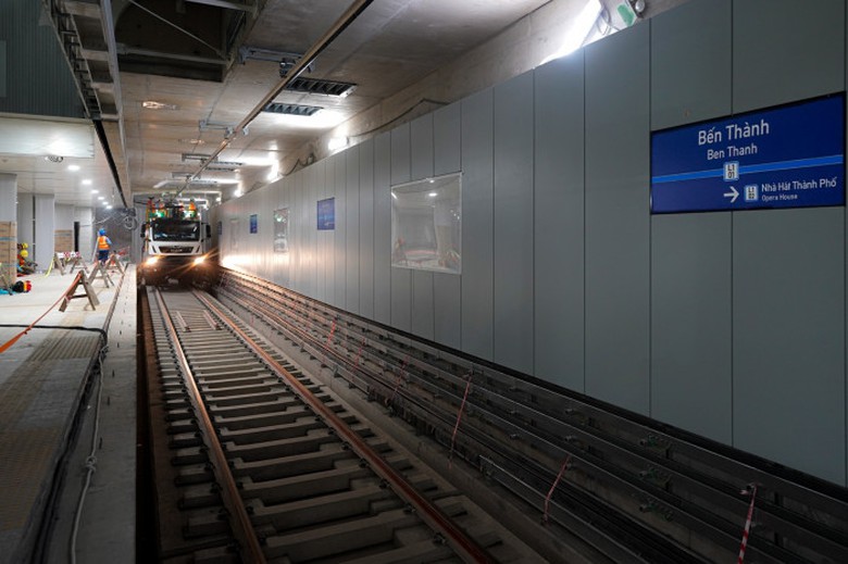Metro số 1 lần đầu chạy thử ga ngầm - Ảnh 1.