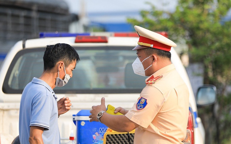 Cảnh sát giao thông Đồng Nai tuần tra 24/24 tại điểm đen tai nạn giao thông ở Long Thành - Ảnh 1.