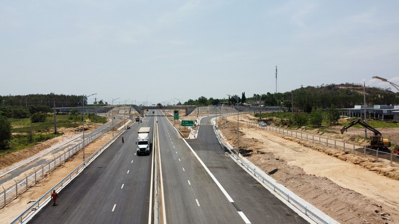  Quốc lộ 28 quá tải sau thông xe cao tốc Vĩnh Hảo - Phan Thiết - Ảnh 1.