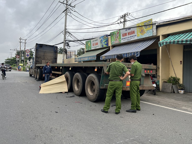 Xe container tông xe máy bay vào hông xe đầu kéo, thanh niên tử vong - Ảnh 2.