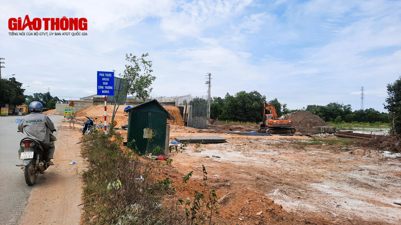 Cầu vượt đường sắt dở dang qua một thập kỷ ở Huế vẫn trơ mố v&igrave; gặp kh&oacute; mặt bằng - Ảnh 1.