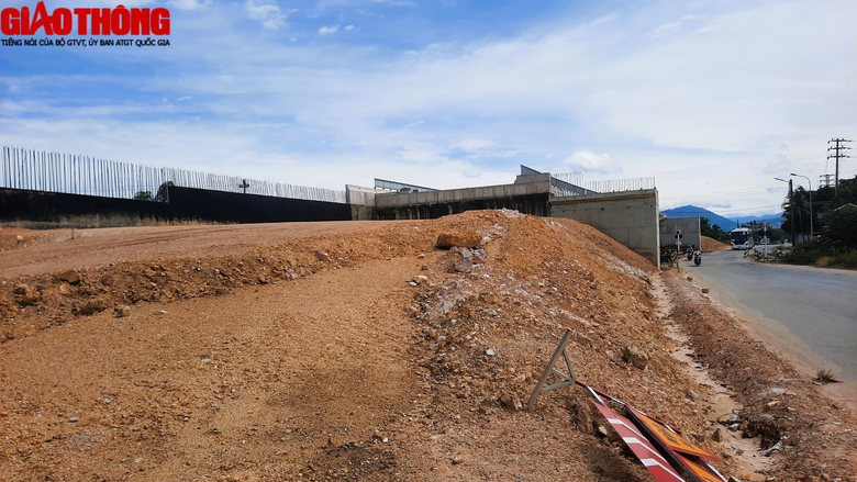 Cầu vượt đường sắt dở dang qua một thập kỷ ở Huế vẫn trơ mố v&igrave; gặp kh&oacute; mặt bằng - Ảnh 2.