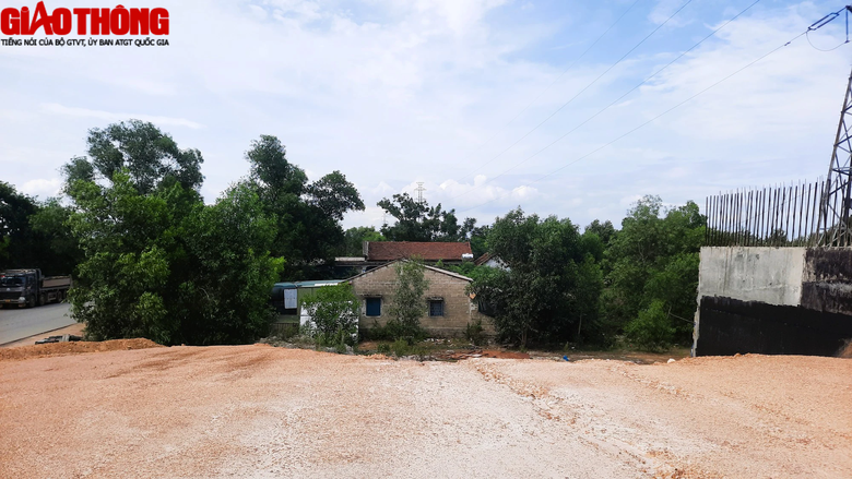 Cầu vượt đường sắt dở dang qua một thập kỷ ở Huế vẫn trơ mố v&igrave; gặp kh&oacute; mặt bằng - Ảnh 4.