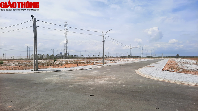 Cầu vượt đường sắt dở dang qua một thập kỷ ở Huế vẫn trơ mố v&igrave; gặp kh&oacute; mặt bằng - Ảnh 7.