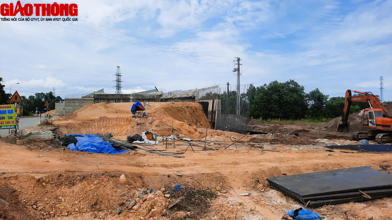 Cầu vượt đường sắt dở dang qua một thập kỷ ở Huế vẫn trơ mố v&igrave; gặp kh&oacute; mặt bằng - Ảnh 8.