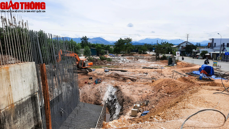 Cầu vượt đường sắt dở dang qua một thập kỷ ở Huế vẫn trơ mố v&igrave; gặp kh&oacute; mặt bằng - Ảnh 11.