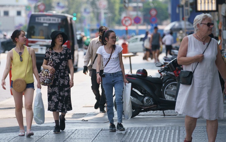 TP.HCM n&ecirc;n l&agrave;m kinh tế vỉa h&egrave; thế n&agrave;o?