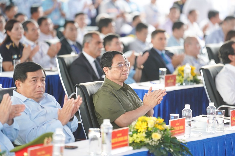 Thủ tướng: Khởi c&ocirc;ng 2 nh&agrave; ga s&acirc;n bay mới l&agrave; bước đầu, nhiệm vụ c&ograve;n rất nặng nề - Ảnh 1.