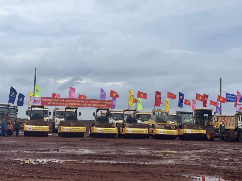 Thủ tướng: Khởi c&ocirc;ng 2 nh&agrave; ga s&acirc;n bay mới l&agrave; bước đầu, nhiệm vụ c&ograve;n rất nặng nề - Ảnh 7.