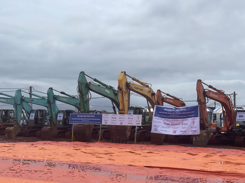 Thủ tướng: Khởi c&ocirc;ng 2 nh&agrave; ga s&acirc;n bay mới l&agrave; bước đầu, nhiệm vụ c&ograve;n rất nặng nề - Ảnh 10.