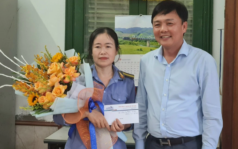 Khen thưởng nữ nh&acirc;n vi&ecirc;n g&aacute;c chắn cứu người đ&agrave;n &ocirc;ng tho&aacute;t chết trong gang tấc