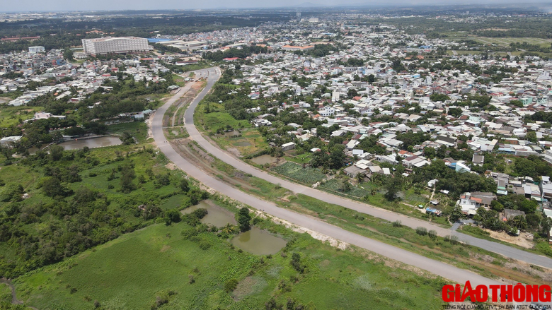 Đồng Nai: Sau gần ba năm thi công hương lộ 2 giờ ra sao? - Ảnh 1. Đồng Nai: Sau gần ba năm thi công hương lộ 2 giờ ra sao? - Ảnh 1.