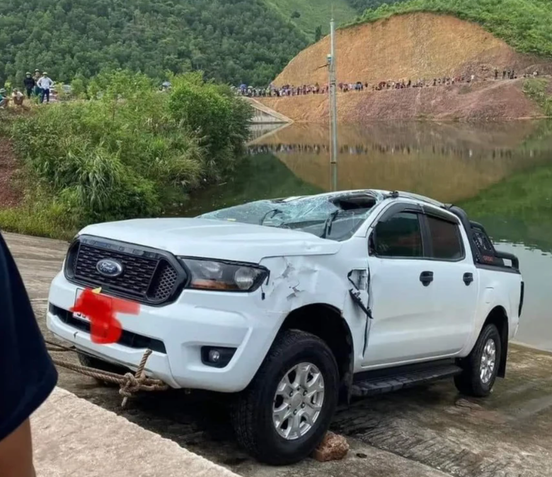 Quảng Ninh: Xe b&aacute;n tải lao xuống hồ nước l&uacute;c rạng s&aacute;ng, t&agrave;i xế tử vong thương t&acirc;m - Ảnh 1.