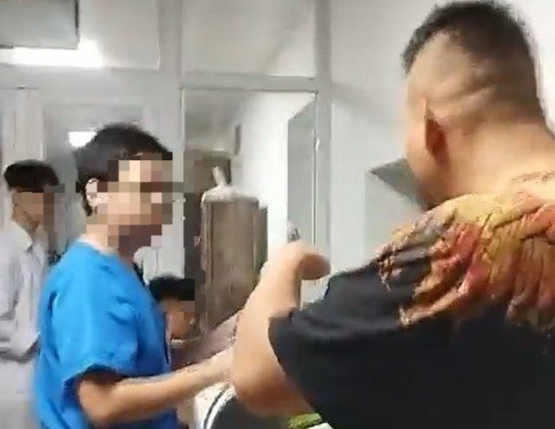 Vụ nh&acirc;n vi&ecirc;n X-quang BV Việt Đức bị tố s&agrave;m sỡ thiếu nữ: Bộ Y tế y&ecirc;u cầu xử nghi&ecirc;m - Ảnh 1.