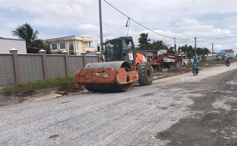 Sau phản &aacute;nh của B&aacute;o Giao th&ocirc;ng, mặt đường tỉnh 870 được sửa chữa - Ảnh 1.