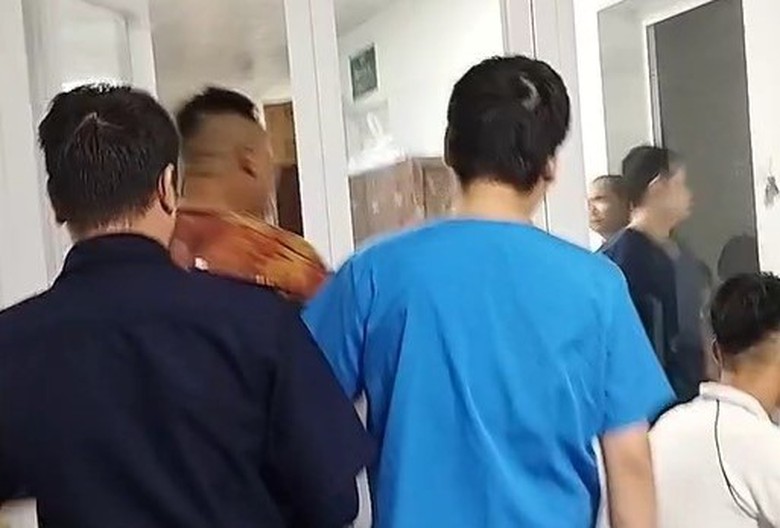 Chuyển c&ocirc;ng an x&aacute;c minh vụ "tố" nh&acirc;n vi&ecirc;n BV Việt Đức s&agrave;m sỡ nữ bệnh nh&acirc;n 16 tuổi - Ảnh 1.