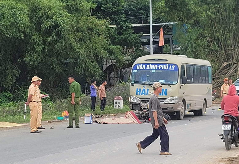 Va chạm với &ocirc; t&ocirc; kh&aacute;ch tr&ecirc;n QL6, người điều khiển xe m&aacute;y tử vong - Ảnh 1.