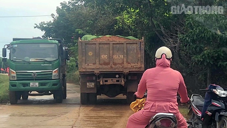 V&igrave; sao xe c&oacute; ngọn v&ocirc; tư h&agrave;nh d&acirc;n, ph&aacute; tỉnh lộ 617 Quảng Nam? - Ảnh 1.