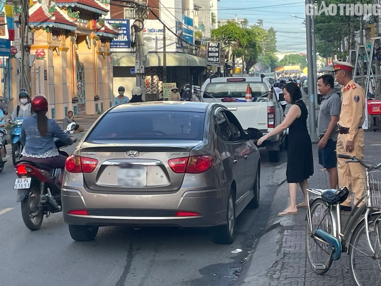 Sóc Trăng: Xử lý hàng loạt ô tô lái xe vào đường cấm - Ảnh 1. Sóc Trăng: Xử lý hàng loạt ô tô lái xe vào đường cấm - Ảnh 1.