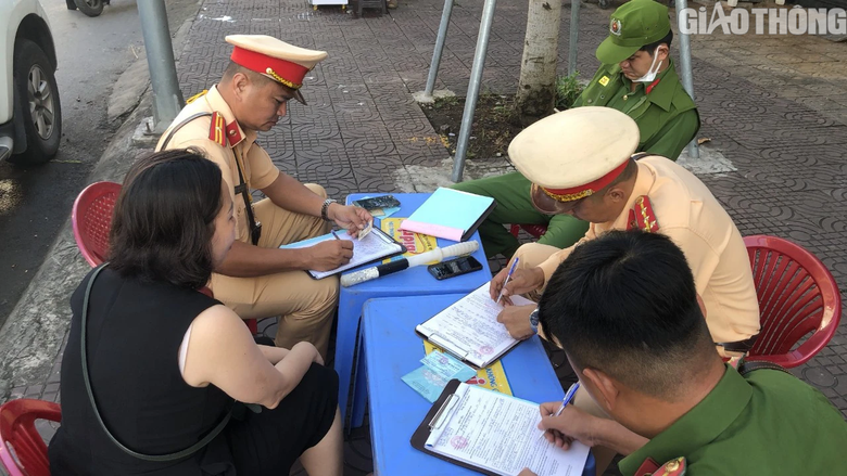 Sóc Trăng: Xử lý hàng loạt ô tô lái xe vào đường cấm - Ảnh 3. Sóc Trăng: Xử lý hàng loạt ô tô lái xe vào đường cấm - Ảnh 3.