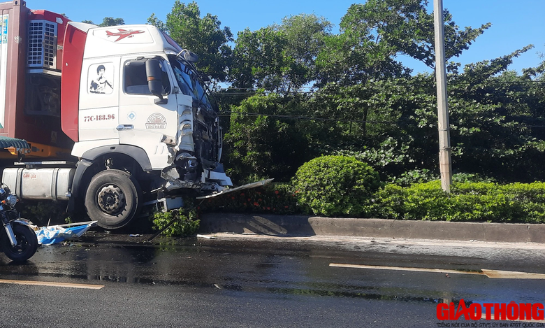 &Ocirc; t&ocirc; đầu k&eacute;o đ&acirc;m dải ph&acirc;n c&aacute;ch, dầu nhớt chảy tr&agrave;n mặt đường quốc lộ - Ảnh 1.
