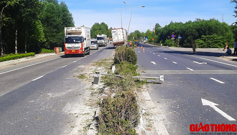 &Ocirc; t&ocirc; đầu k&eacute;o đ&acirc;m dải ph&acirc;n c&aacute;ch, dầu nhớt chảy tr&agrave;n mặt đường quốc lộ - Ảnh 3.