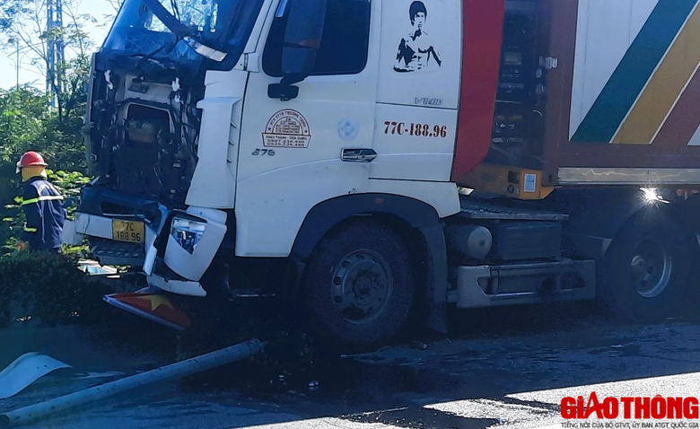 &Ocirc; t&ocirc; đầu k&eacute;o đ&acirc;m dải ph&acirc;n c&aacute;ch, dầu nhớt chảy tr&agrave;n mặt đường quốc lộ - Ảnh 4.