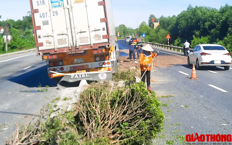 &Ocirc; t&ocirc; đầu k&eacute;o đ&acirc;m dải ph&acirc;n c&aacute;ch, dầu nhớt chảy tr&agrave;n mặt đường quốc lộ - Ảnh 5.