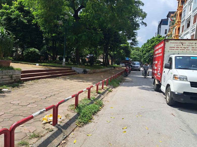 Dẹp bãi xe tự phát sau phản ánh của Báo Giao thông - Ảnh 2. Dẹp bãi xe tự phát sau phản ánh của Báo Giao thông - Ảnh 2.