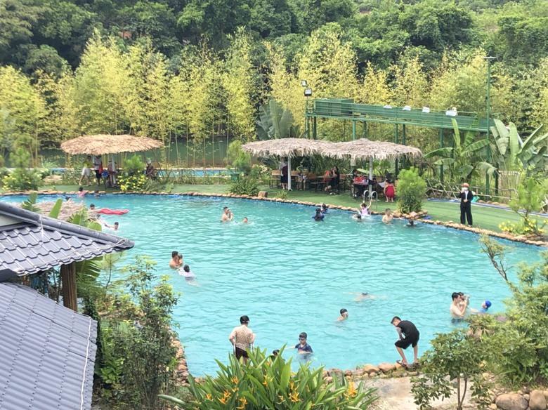 Xe ken kín đường, người chen chân đến các điểm du lịch ở Quảng Ninh - Ảnh 4. Xe ken kín đường, người chen chân đến các điểm du lịch ở Quảng Ninh - Ảnh 4.