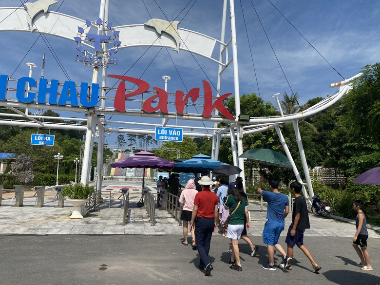 Xe ken kín đường, người chen chân đến các điểm du lịch ở Quảng Ninh - Ảnh 2. Xe ken kín đường, người chen chân đến các điểm du lịch ở Quảng Ninh - Ảnh 2.