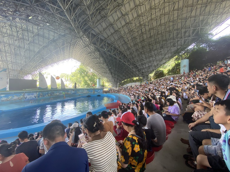 Xe ken kín đường, người chen chân đến các điểm du lịch ở Quảng Ninh - Ảnh 3. Xe ken kín đường, người chen chân đến các điểm du lịch ở Quảng Ninh - Ảnh 3.