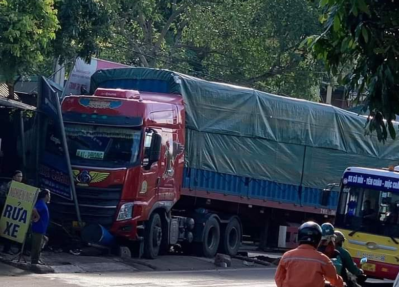 &Ocirc; t&ocirc; đầu k&eacute;o t&ocirc;ng xe m&aacute;y sang đường khiến một người tử vong - Ảnh 1.