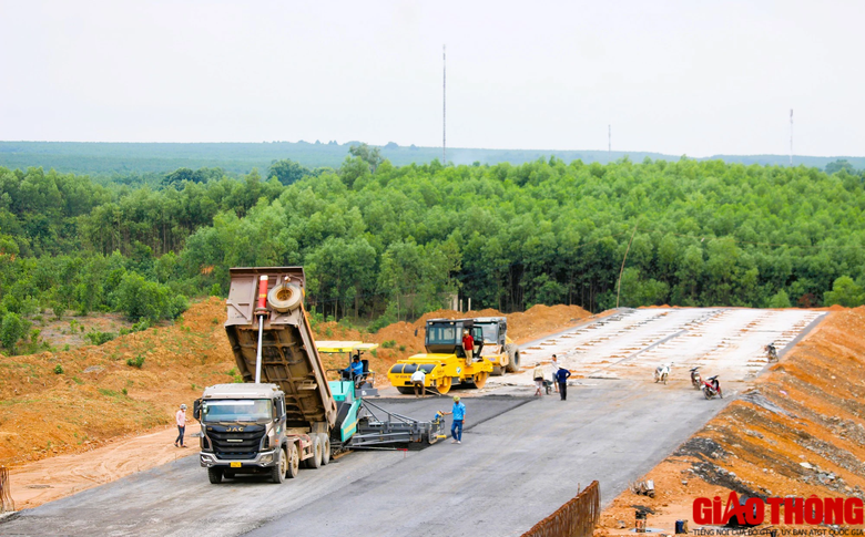 Tập trung th&aacute;o gỡ c&aacute;c điểm &ldquo;đường găng&rdquo; mặt bằng cao tốc Vạn Ninh &ndash; Cam Lộ - Ảnh 2.