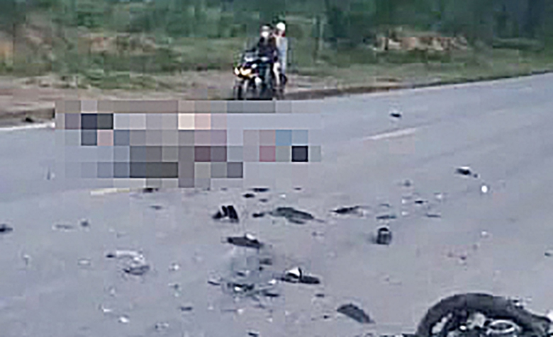 Hai xe m&aacute;y chở 5 học sinh t&ocirc;ng nhau, 2 em tử vong - Ảnh 1.