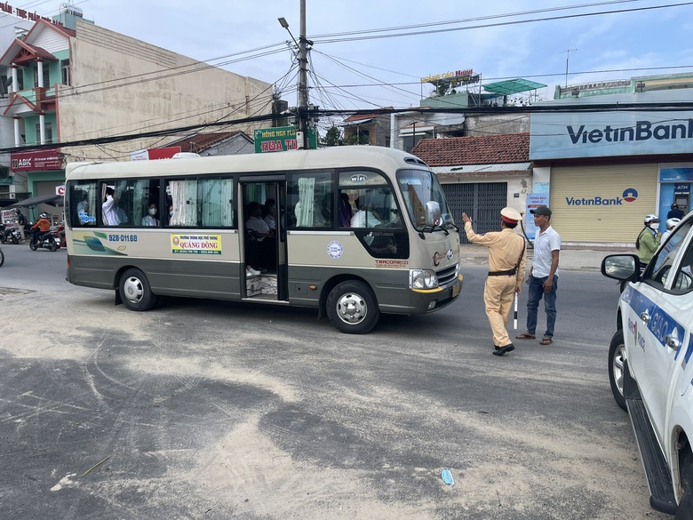 "Bức tử" đường huyện ở Quảng Nam, t&agrave;i xế xe tải bị phạt nặng - Ảnh 3.