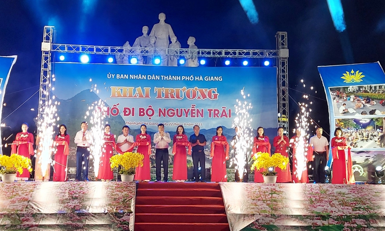 Khai trương tuyến phố đi bộ đầu ti&ecirc;n tại H&agrave; Giang - Ảnh 2.