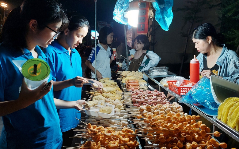 Khai trương tuyến phố đi bộ đầu ti&ecirc;n tại H&agrave; Giang - Ảnh 4.