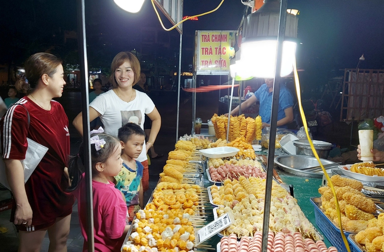 Khai trương tuyến phố đi bộ đầu ti&ecirc;n tại H&agrave; Giang - Ảnh 3.