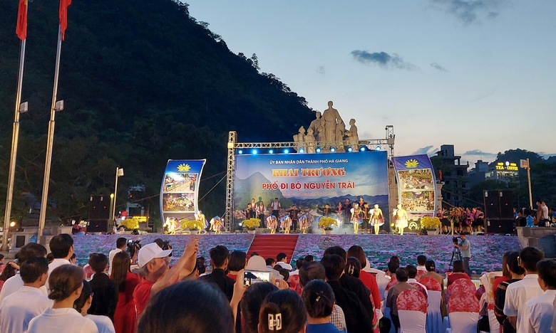 Khai trương tuyến phố đi bộ đầu ti&ecirc;n tại H&agrave; Giang - Ảnh 1.