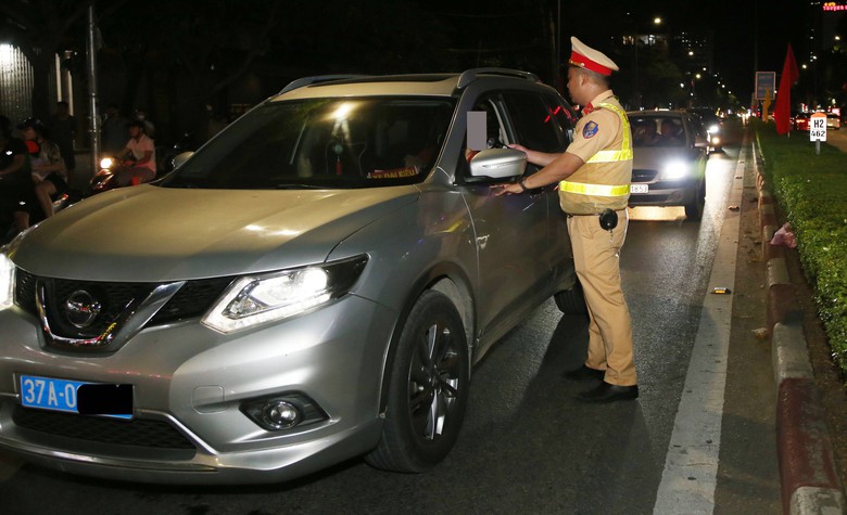 Nghệ An: Văn bản chỉ đạo của tỉnh chưa &ldquo;r&aacute;o mực&rdquo;, đ&atilde; c&oacute; l&aacute;i xe biển xanh vi phạm rượu bia - Ảnh 1.