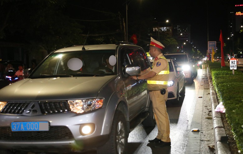 Nghệ An: Văn bản chỉ đạo của tỉnh chưa &ldquo;r&aacute;o mực&rdquo;, đ&atilde; c&oacute; l&aacute;i xe biển xanh vi phạm rượu bia - Ảnh 3.