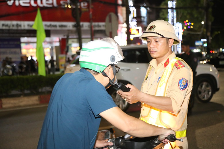 Nghệ An: Văn bản chỉ đạo của tỉnh chưa &ldquo;r&aacute;o mực&rdquo;, đ&atilde; c&oacute; l&aacute;i xe biển xanh vi phạm rượu bia - Ảnh 4.