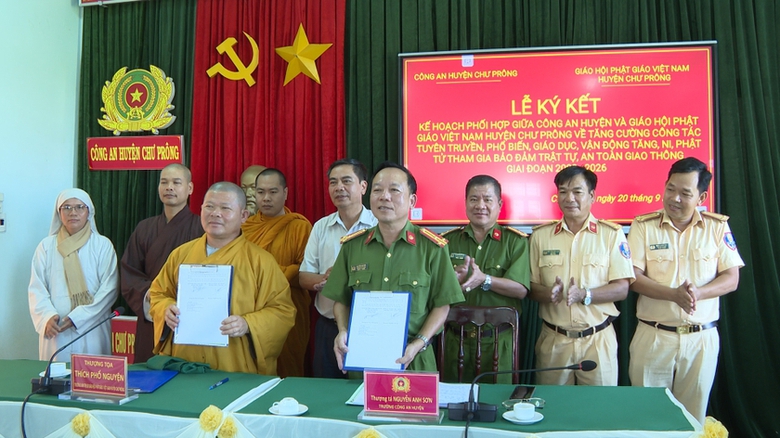 Gia Lai: C&ocirc;ng an v&agrave; Gi&aacute;o hội Phật gi&aacute;o của huyện tham gia đảm bảo ATGT - Ảnh 1.
